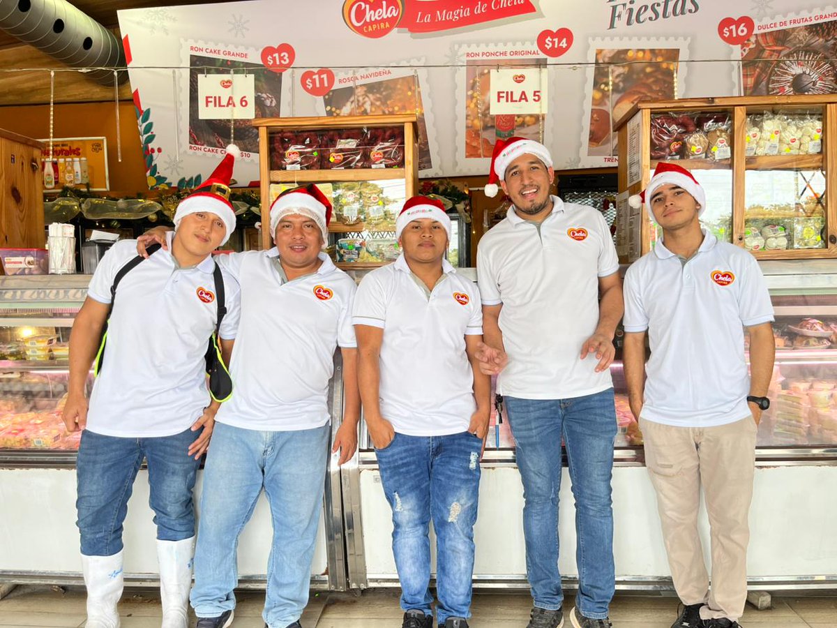 ¡La Navidad se vive mejor en equipo! 🎅🎄 
Con sonrisas, buena energía y muchas ganas de atenderte. 
¡Estamos a la orden en Quesos Chela Capira los 365 días del año! ✨