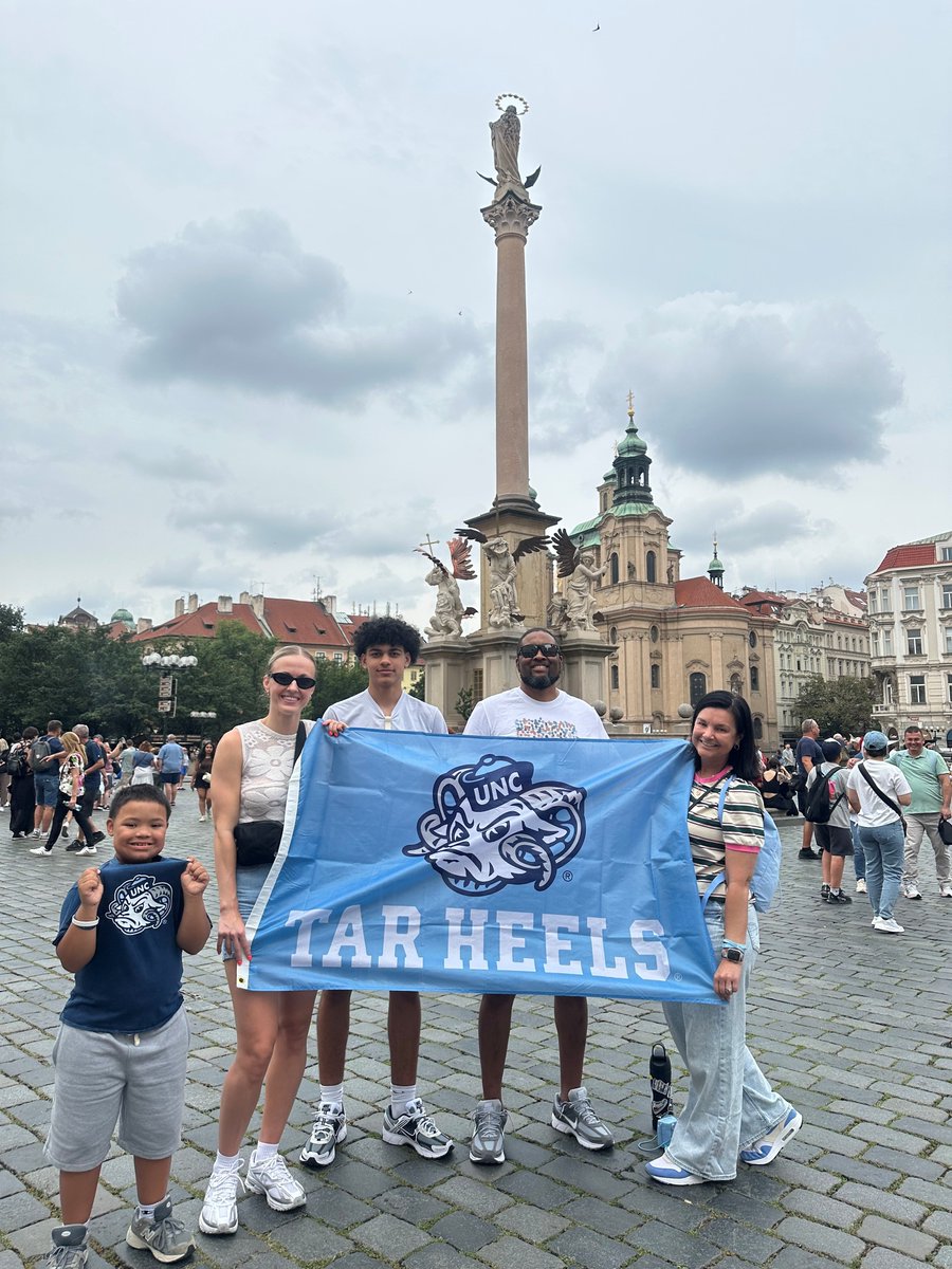 TheRamsClub's tweet photo. 'Tis the season for a 𝘾𝙖𝙧𝙤𝙡𝙞𝙣𝙖 𝙀𝙫𝙚𝙧𝙮𝙬𝙚𝙖𝙧 spotlight! 🐏✨ Check out these Rams Club members showing off their Tar Heel pride all around the 🌎 from the latest edition of Born &amp; Bred:

💠 The Geer family of Chapel Hill with @uncwbb alum Petra Holešínská in Prague https://t.co/myyRsIIyIF
