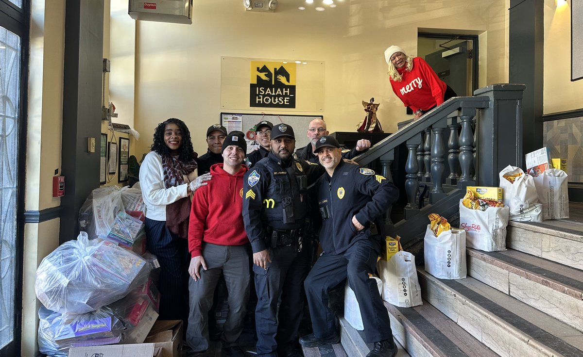 SouthOrangePD's tweet image. The South Orange Police Dept. &amp;amp; PBA Local #12 thank our residents and local business owners for their generous support of our annual toy drive.

Special thanks to @Target in Vauxhall, NJ—thanks to an extended discount!!!

Community support makes a powerful difference. 🎁✨