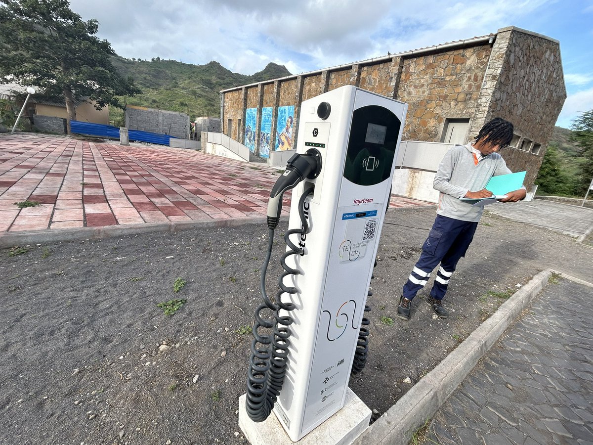 tecvSA's tweet photo. Aproximando-se do final de 2025, dê-mos inicio ao processo da última ronda de manutenção preventiva nos postos de recarga do interior da Ilha de Santiago. 
Postos de recarga: 
- São Lourenço dos Orgãos
- São Salvador do Mundo 
- Assomada
- Calheta São Miguel https://t.co/aU7aR0BX9g