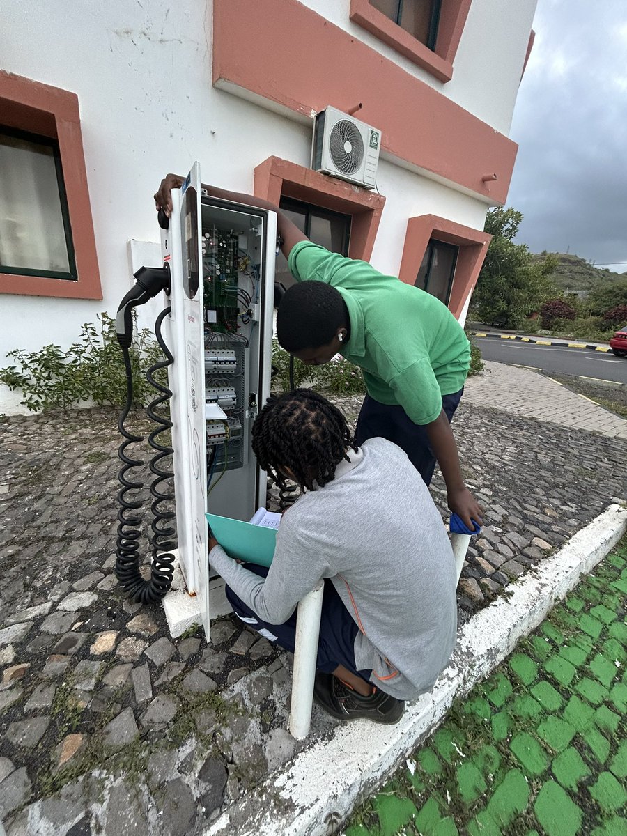 tecvSA's tweet photo. Aproximando-se do final de 2025, dê-mos inicio ao processo da última ronda de manutenção preventiva nos postos de recarga do interior da Ilha de Santiago. 
Postos de recarga: 
- São Lourenço dos Orgãos
- São Salvador do Mundo 
- Assomada
- Calheta São Miguel https://t.co/aU7aR0BX9g