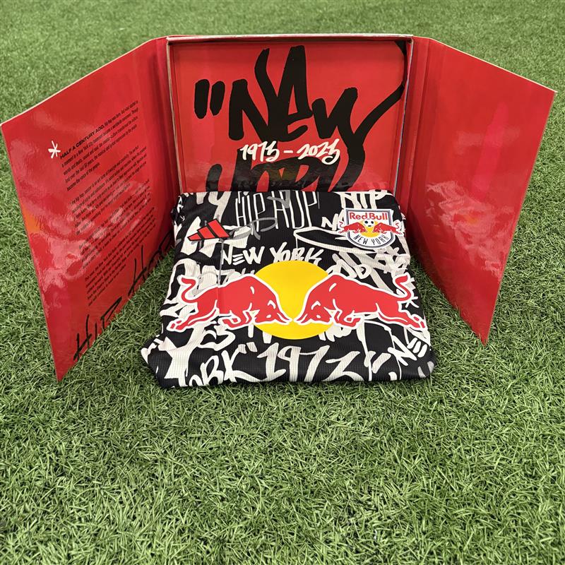 RBNYHelp's tweet image. Available on Members+ today:  

- Hip Hop Kit w/ Record Box
- Umbrella 

Link: newyorkredbullsmembers.com/login