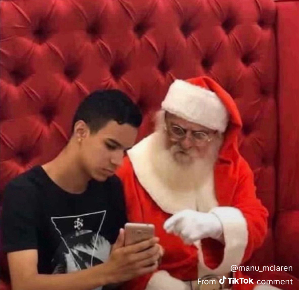 ad0cs's tweet photo. @makazzee Zweih telling santa to put maki on bench after this HAAHAHAHAHAHA https://t.co/9qY4Bz3GQm