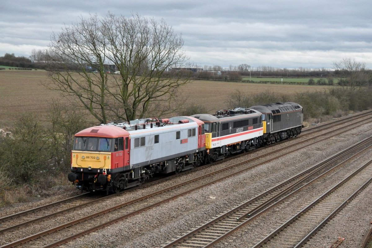 MrDeltic15's tweet photo. On This Day 2014, and DC Rail 56312 has Intercity 86213 and ETL 86702 in tow passing Cossington, a very unusual sight on the Midland Mainline that I definitely had to make a trip out for #Class56 #Class86 @DCRailOfficial @RailwaysToday @railcamlive #OnThisDay https://t.co/HrNhbv7Pno