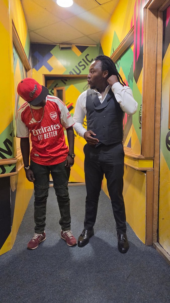 shatttabway's tweet image. Mood ni ya Krisi Krisi hivi, Kajogoo ana confirm kama hii shirt ni mpya ama ni Ile tu amezoea😂😂 we ushanunua Nguo ya Christmas ama bado unangoja Mzazi ashughulike kama kitambo?😂
Ebu tuchapiane hapa #RockersNation 
#tbt 
#reggaenight 
#football 
#BeyondTheGame 
#Coachshatta