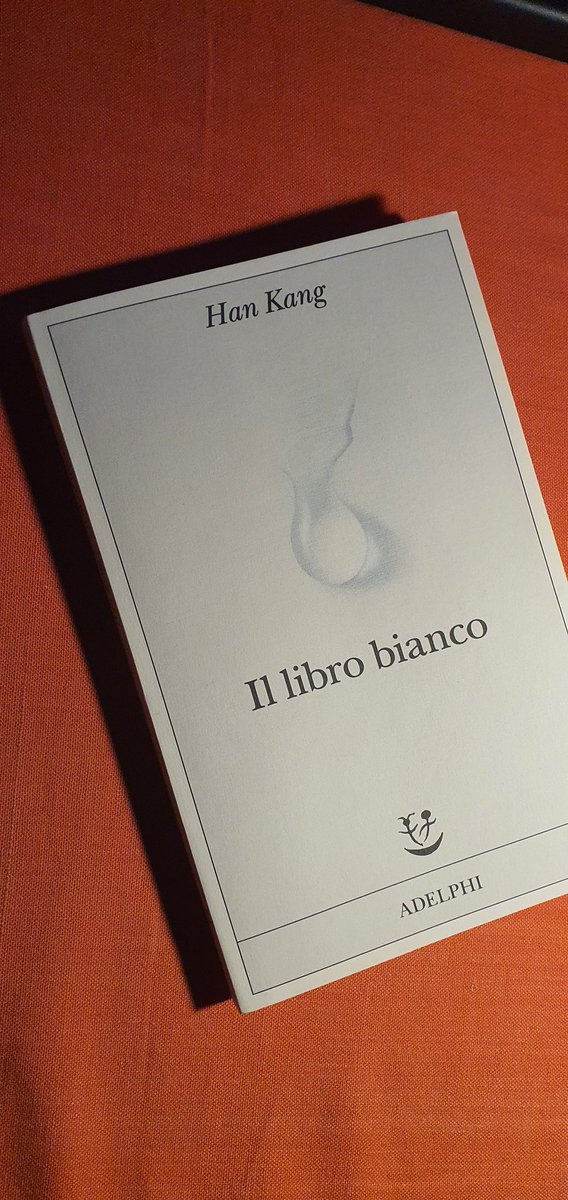 FiorenzoPompei's tweet photo. “Non si può tornare ad amare senza riserve chi ci ha già abbandonati in passato; allo stesso modo, le serviva un lungo e tortuoso percorso per tornare ad amare la vita”
#Librobianco #HanKang #Adelphi @adelphiedizioni https://t.co/hPR14YaKuy