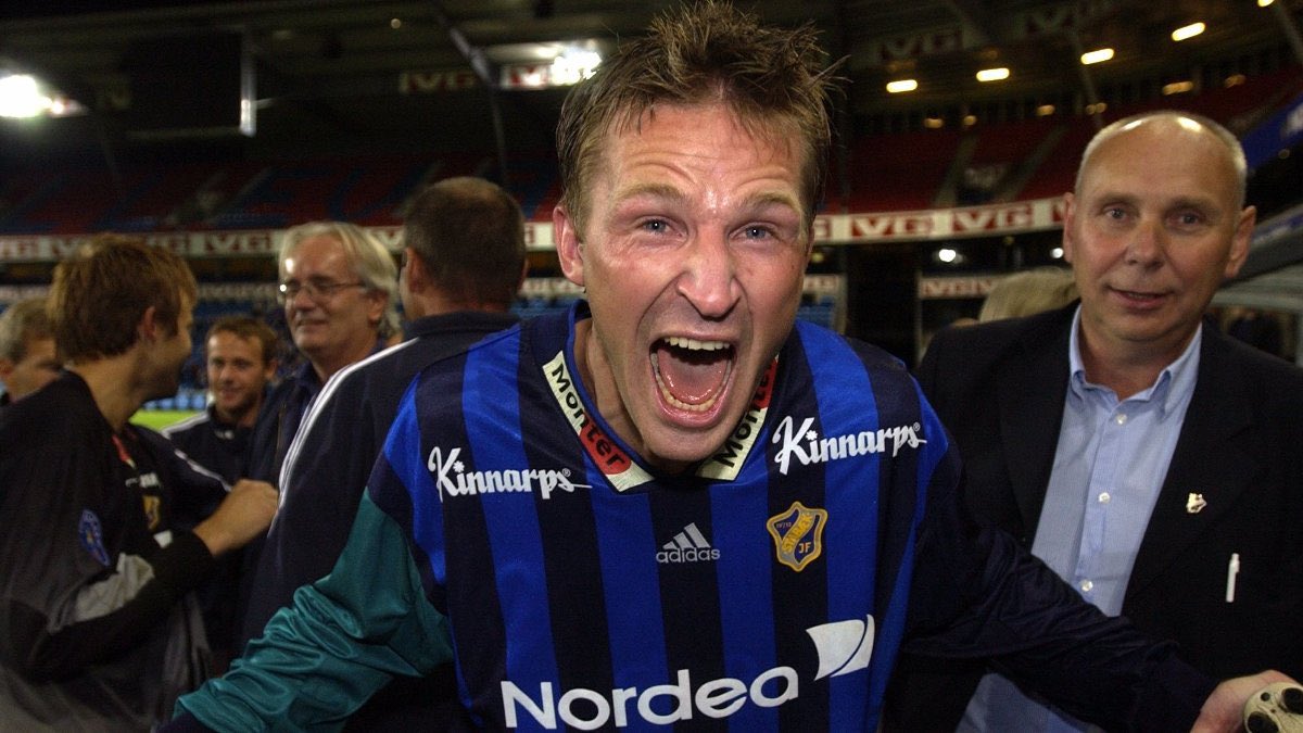 kikkertsvingen's tweet image. Luke 18 - André Flem

14 sesonger, 300 kamper, 35 mål og 12 assist. Var med fra 1990-2003 og opplevde derfor historien fra «ingenting» til Ullevaal. I episoden snakker vi om den fantastisk historien om hvordan Peder Madsen kjøpte han. En klippe som betydde svært mye for laget.