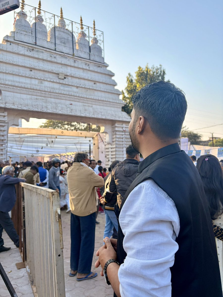 labheshghosh's tweet image. गुरु घासीदास बाबा जयंती की पावन बेला में, सतनाम भवन भिलाई में CM के कार्यक्रम के बीच, एकता और शांति का प्रतीक सफेद रंग… प्रेम का रंग भी सफेद ही है… गुरु घासीदास बाबा की यही सीख- समर्पण और शांति का मार्ग।

जय सतनाम 🙏🏻 गुरु घासीदास बाबा की जय 🏳️