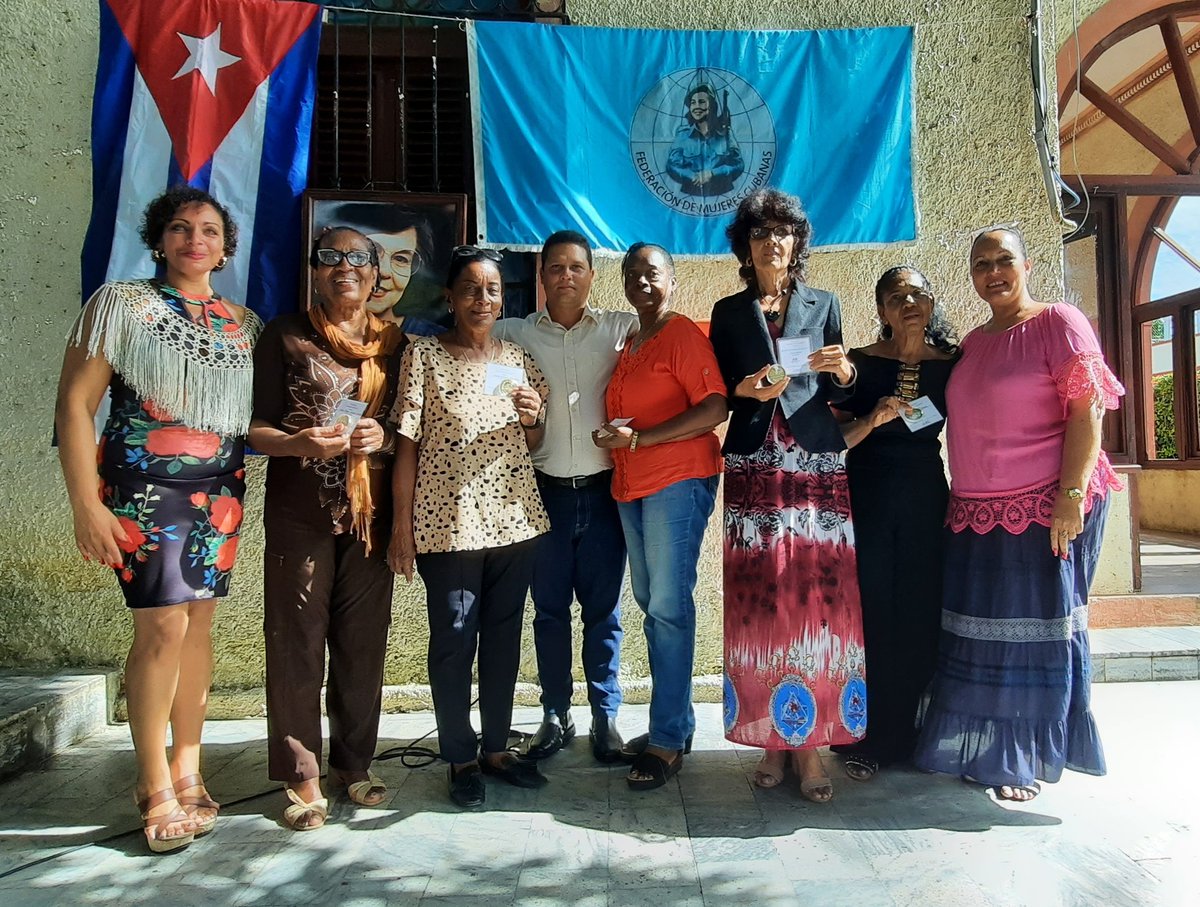 Reconocidas 5 federadas en #IslaDeLaJuventud con el sello 65 aniversario de la Feseración de Mujeres Cubanas. Muchas felicidades. #100AñosConFidel