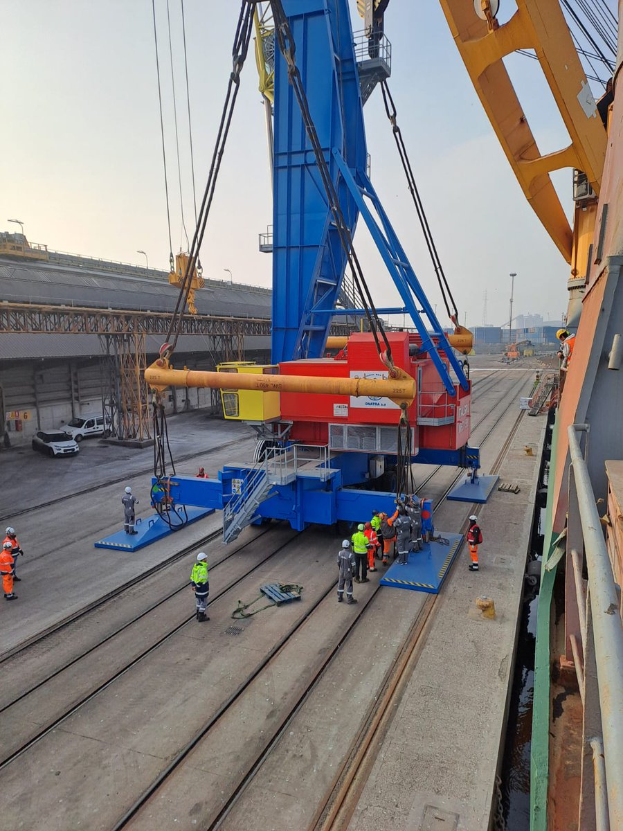 eri34685's tweet photo. Le DG de l’onatra  Martin lukusa   satisfait  d'avoir terminé ladette de 78 millions $ au prêt de la banque, achat  grues, locomotive, retour  train  express, construction  parc à container, des  nouveaux Quais  2026 vie ya sika na @LukusaNaomie @Presidence_RDC https://t.co/qkWqr9PuKj