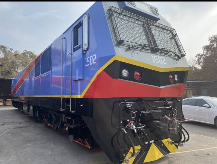 eri34685's tweet photo. Le DG de l’onatra  Martin lukusa   satisfait  d'avoir terminé ladette de 78 millions $ au prêt de la banque, achat  grues, locomotive, retour  train  express, construction  parc à container, des  nouveaux Quais  2026 vie ya sika na @LukusaNaomie @Presidence_RDC https://t.co/qkWqr9PuKj