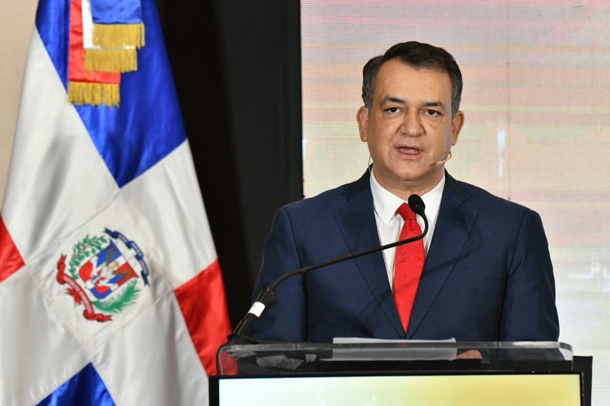 <a href="/RomnJquez/">Román Andrés Jáquez Liranzo</a> <a href="/samirchamiisa/">Samir Chami Isa</a> <a href="/hiraydamarcelle/">Hirayda Fernández Guzmán</a> <a href="/Suedileon/">Suedi León Jiménez</a> <a href="/ElCaribeRD/">El Caribe</a> <a href="/PeriodicoHoy/">Periódico Hoy</a> <a href="/DiarioLibre/">Diario Libre</a> <a href="/elnuevodiariord/">El Nuevo Diario</a> <a href="/ElNacionalRD/">El Nacional</a> <a href="/cdn37/">CDN 37</a> A cargo del #PdteJCE, <a href="/RomnJquez/">Román Andrés Jáquez Liranzo</a> se encuentra la presentación del nuevo documento y sus elementos de seguridad.

Al hablar de sus características destaca que: 

1.  El material que se usará es el policarbonato, con un total de 9 láminas, que le da mayor seguridad, resistencia y