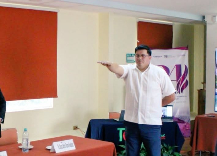 A nombre del Instituto de Estudios Internacionales Isidro Fabela y la Universidad del Mar, celebramos con orgullo el logro académico del Dr. Marco Guadarrama, quien obtuvo el grado de Doctor en Desarrollo Regional por el Colegio de Tlaxcala.
.
Su tesis doctoral, titulada