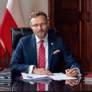 Zbigniew Bogucki. Jeden z niewielu gości, który jak wchodzi na mównicę w sejmie, to premierowi Tuskowi zaczynają drżeć ręce...
Szanuję😎