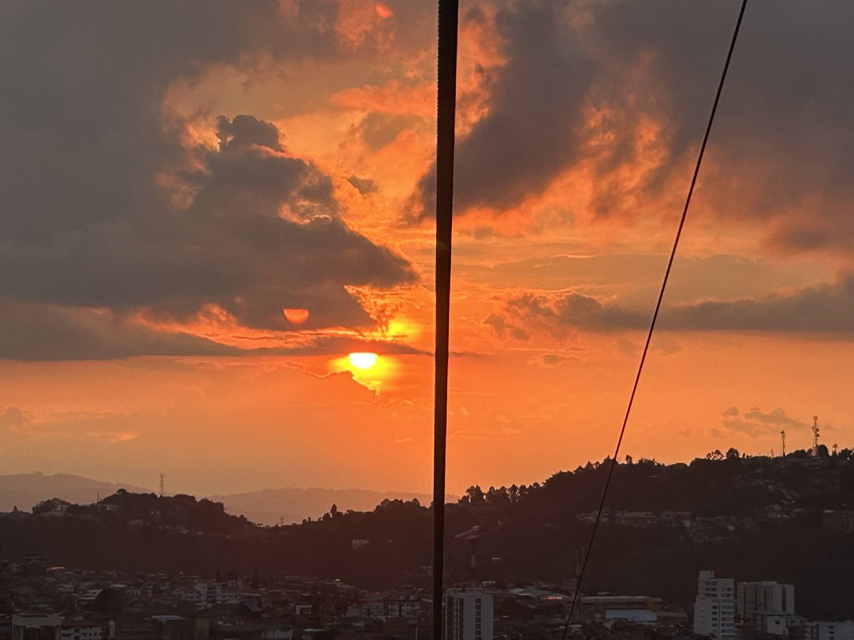 Todos los fuego, el fuego.
Encandila, propaga y emerge.
En fuego que atrapa la mirada
Se condensa en un puñado de tierra,
La presencia de lo humano y lo blasfemo
#Manizales #TBThursday