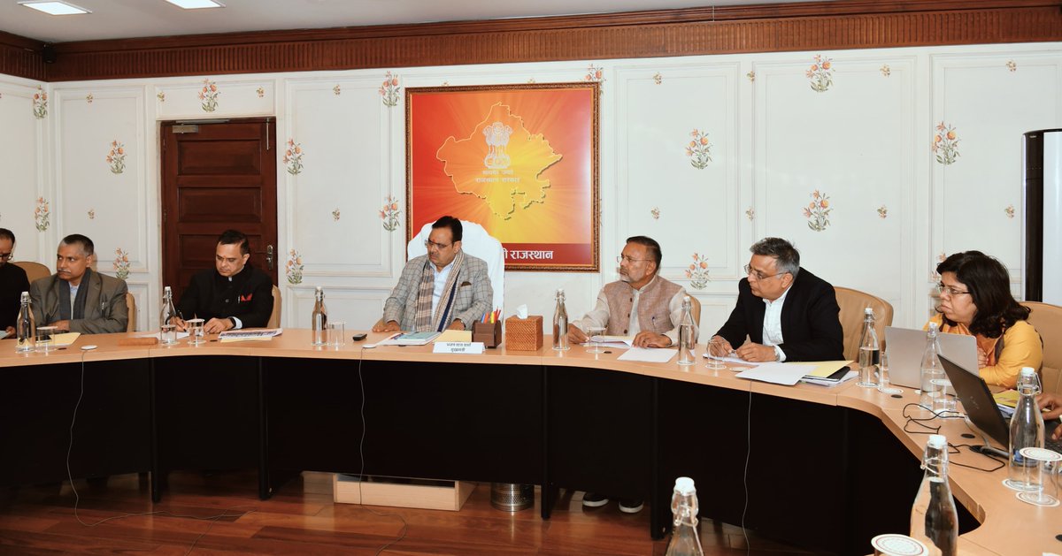 मुख्यमंत्री श्री भजनलाल शर्मा ने मुख्यमंत्री कार्यालय में विद्युत आपूर्ति के संबंध में आयोजित समीक्षा बैठक की अध्यक्षता की। इस दौरान मुख्यमंत्री को ऊर्जा विभाग की ओर से प्रजेंटेशन के माध्यम से, प्रदेश में विद्युत आपूर्ति की जानकारी दी गई। उन्होंने राज्य में विद्युत आपूर्ति में आ
