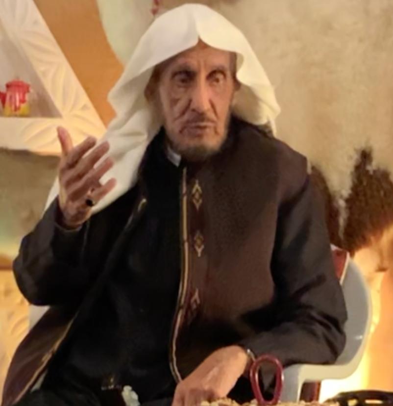 ALfalehaaa's tweet photo. 1. توفي قبل أسابيع رئيس محكمة التمييز الأسبق معالي الشيخ محمد بن إبراهيم الهويش - رحمه الله - .. وهو من مواليد مدينة شقراء (شمال غرب مدينة الرياض) عام 1357هـ ..
ولعلّي في هذه الإطلالة أذكُر شيئًا من سيرته العطرة .. توفّيت والدتُه وهو فتى، فتولّى والدُه الشيخ إبراهيم تربيتَه ��ع شقيقه عبد العزيز (نائب رئيس ديوان المظالم فيما بعد)، وشقيقتهم هيلة .. واعتنتْ بهم عمتُّهم "دِليّل"، تلك المرأة الصالحة الحافظة لكتاب الله العابدة المربيّة، فأحسنت تربيتَهم، وكانت مُشجِّعةً لهم على العِلْْم والتعليم، وممّن دفعهم للدراسة في دار التوحيد بمدينة الطائف حينذاك.