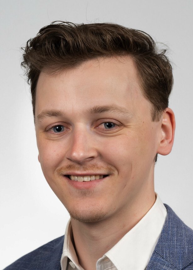 Dhr. #Zuyderwijk van #GroenLinkshaarlrmmermeer vraagt naar riolering bij de schoolpleinen in Pax, schoolpleinen staan vaak blank. De wethouder geeft aan dat het wordt uitgezocht.