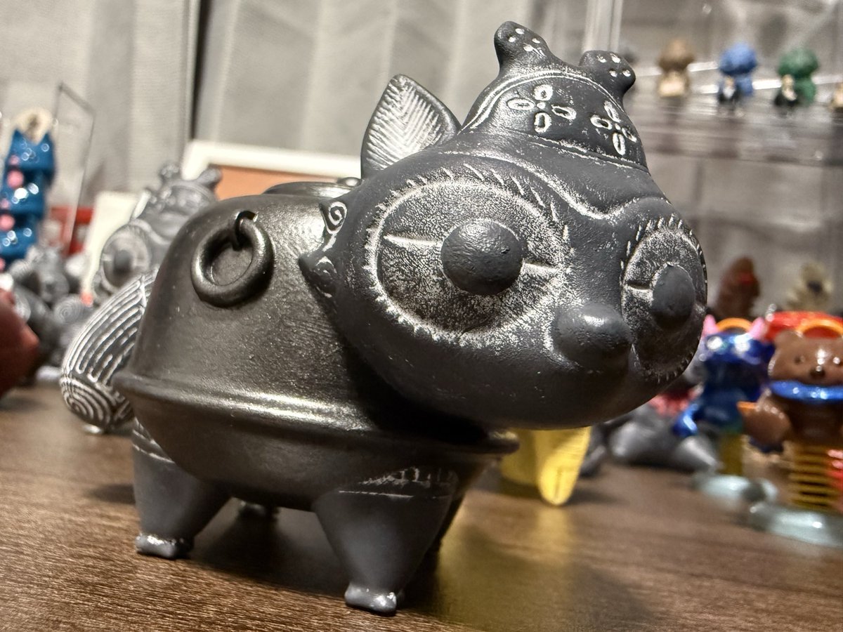 妄物殿での産物:
ブンブク土偶
乙幡さんの作品の中で1番最初に実際に触れたのがブンブク土偶でした😊
はちみせさんの大妄博物館で、重量感や質感にとても感動した思い出深い作品です✨ようやくお迎えできて嬉しい☺️

#zozoï
#妄物殿
#妄想工作所