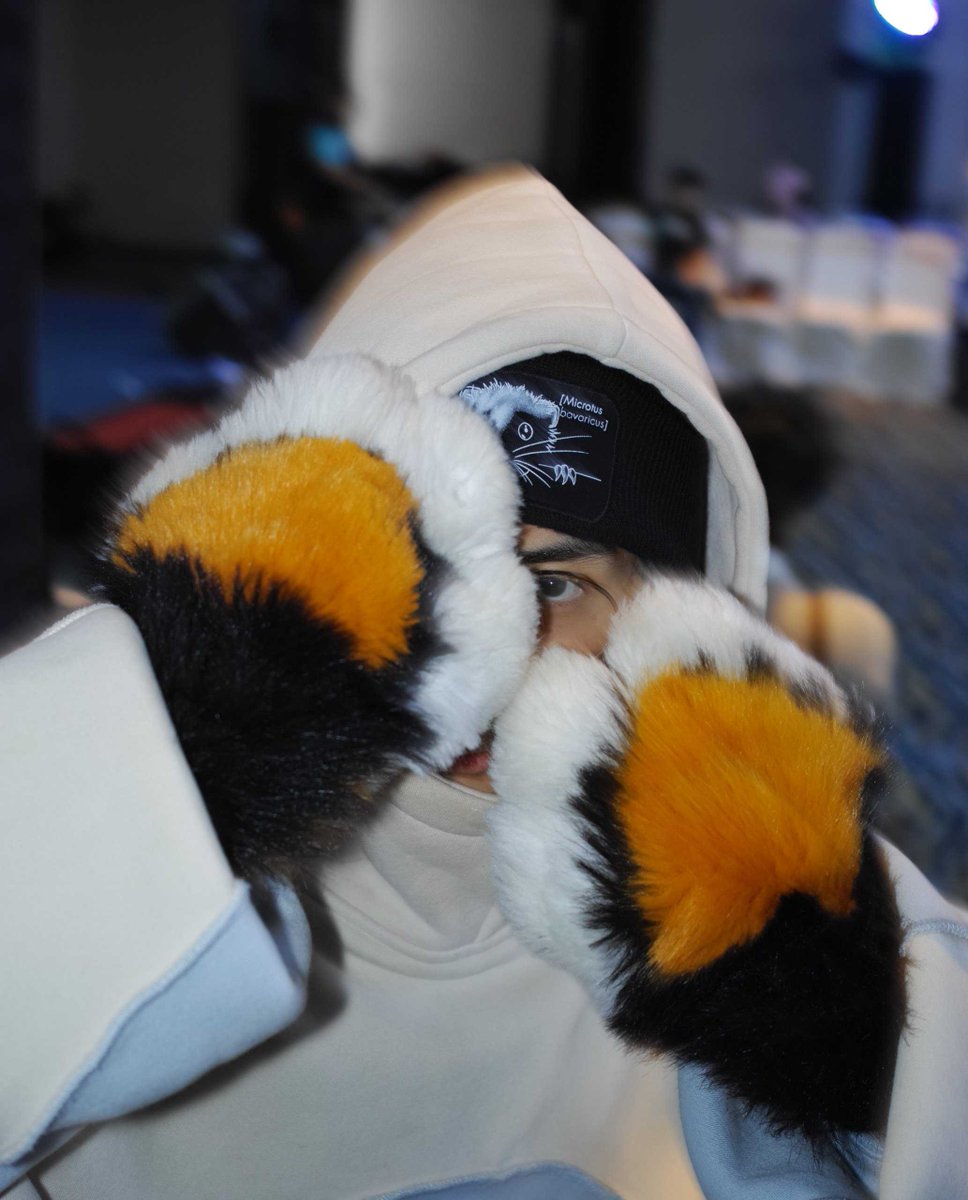 #FURUM2025 has been amazing!! 

Thank you to all my friends for making it so incredibly special this year.
It's also my first time doing something for the con too! 
Hope whoever got my name cards enjoy them as much as I enjoyed making them!