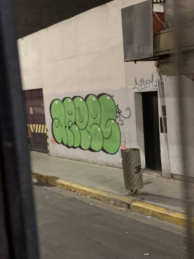 Merodo99's tweet photo. que a ese graffiti a la romana hermoso lo hayan tapado para poner uno de estilo yanqui tan pedorro me parece directamente un acto de terrorismo https://t.co/wleE7BiWtG