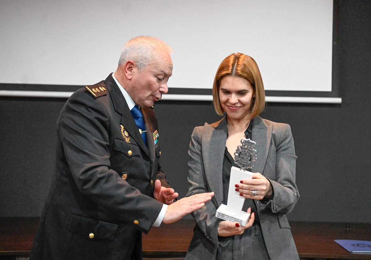 SEGURIDAD |
👮‍♂️🗣️ La alcaldesa Judith Piquet (<a href="/JudithPiquet/">Judith Piquet</a>), ha participado en el acto de reconocimientos llevado a cabo por la Policía Nacional <a href="/policia/">Policía Nacional</a>, y en el que se han entregado distinciones a personal policial y diversas entidades, entre ellas el Ayuntamiento y la