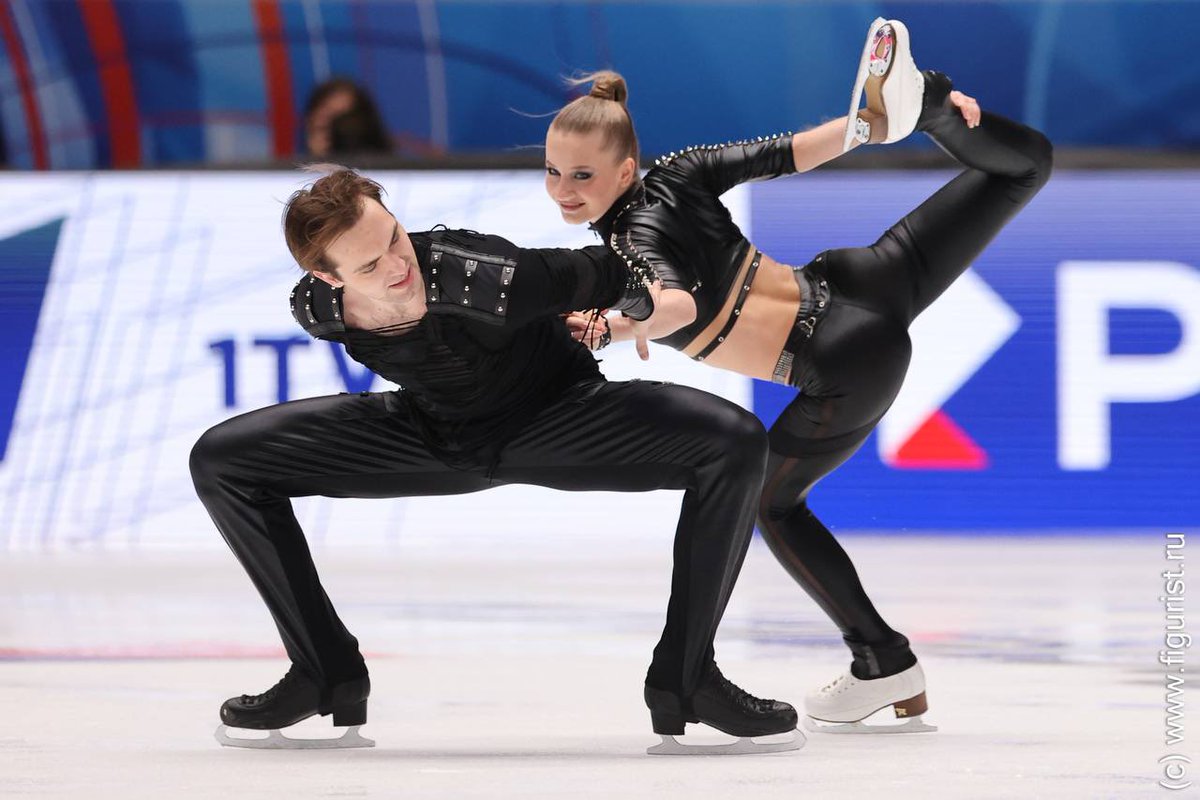 beanpoleis's tweet image. Самый разъебный ритм танец сборной в окружении 25 Джексонов, Рики Мартинов и русской попсы 😔💪 На 2 месте Казанова, так уж и быть, эту русскую попсу разрешаю