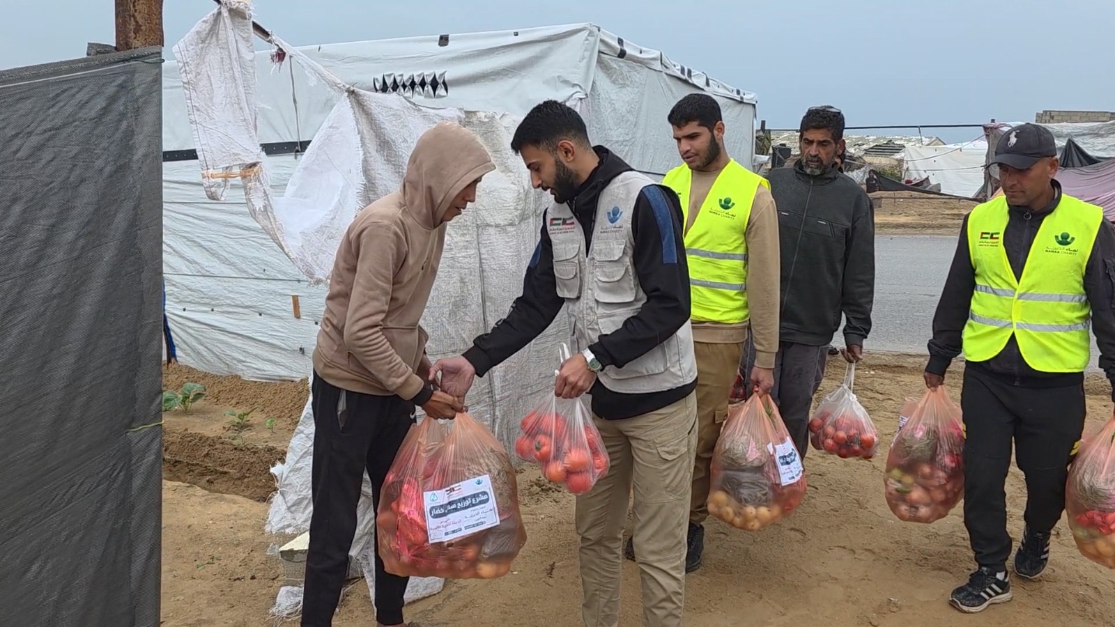 جمعية نماء الخيرية: توزيع أكثر من 1000 سلة خضروات على الأسر الأشد احتياجًا في قطاع غزة. - المبادرة تسهم في تخفيف الأعباء اليومية عن الأسر النازحة والمتضررة 