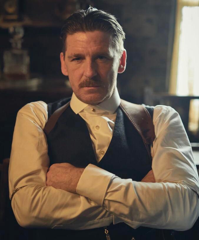 🤍 Jude Bellingham sent a signed Real Madrid shirt to Paul Anderson (Arthur Shelby in Peaky Blinders).

“From one Peaky Blinder to another, lots of love and admiration.”