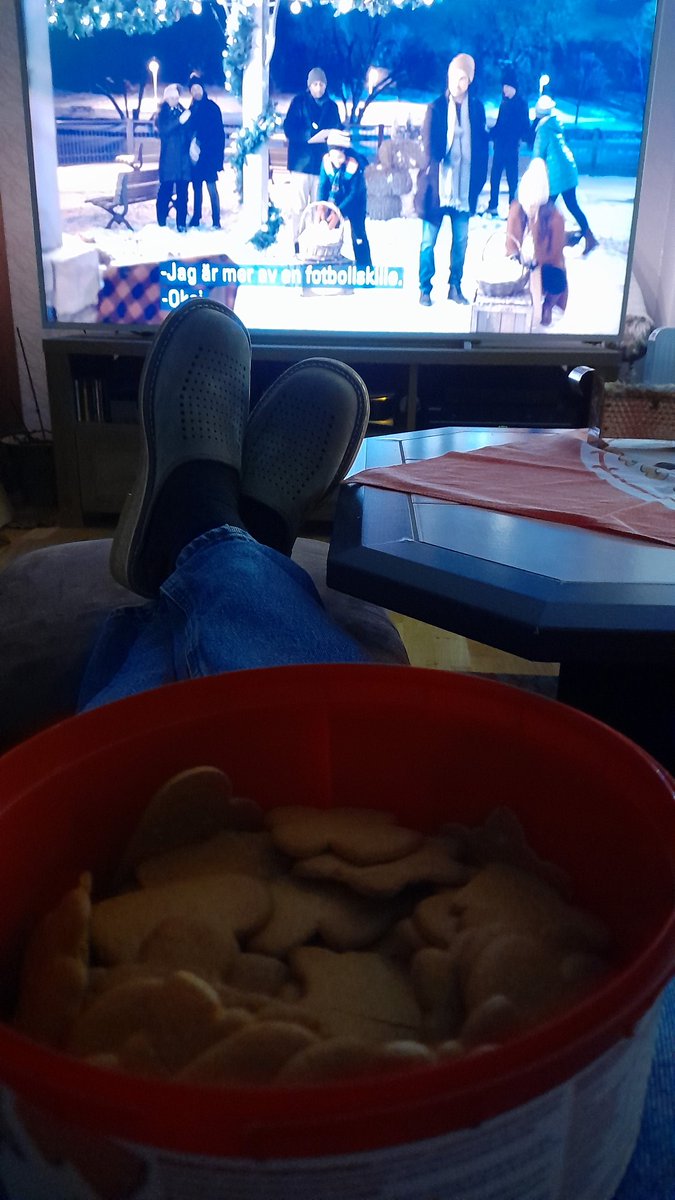 SwedishGamester's tweet photo. #NowWatching: the romantic #ChristmasMovie Christmas Plus One, while munching on #gingerbreadcookies for getting into that extra #ChristmasSpirit! 😊
Let's face it, the only #snow I'm gonna see this #Christmas is in #movies, and the only romance too! 😅 https://t.co/7RB6vOpNfa