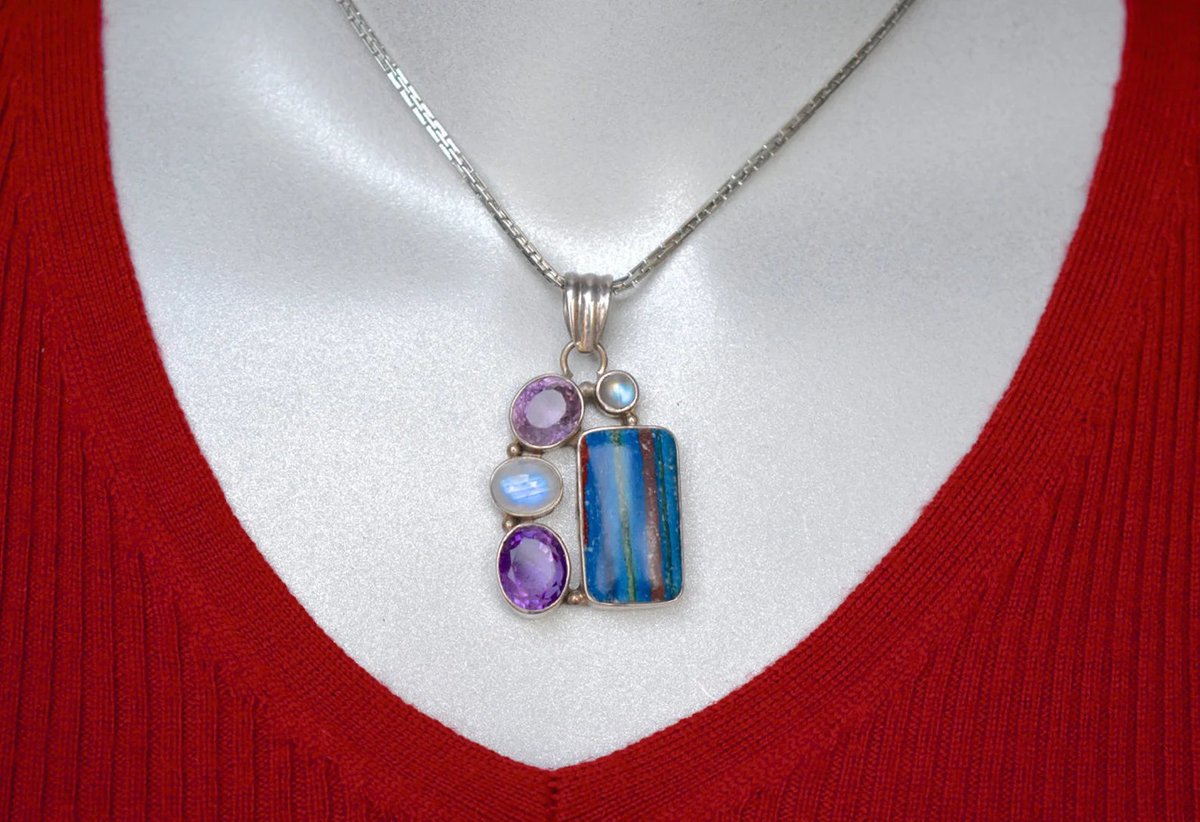LynnErinsmom's tweet image. etsy.com/listing/441055…
#VintageJewelry #VintageFashion #SterlingSilver #CalsilicaAmethystMoonstonePendant #SterlingPendant #WomenTeenGirls #GiftForHer #HighClassHighway