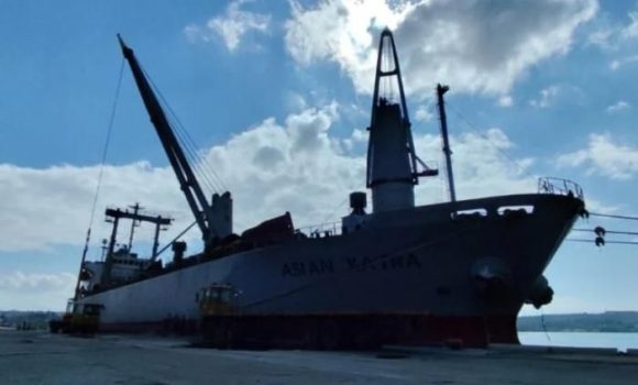 Un nuevo buque con ayuda solidaria enviado por el Gobierno de Venezuela y el ALBA-TCP arribó al puerto Guillermón Moncada, en Santiago de Cuba, con materiales e insumos para apoyar en la recuperación de la isla tras el impacto del huracán Melissa.
#CubaNoEstáSola