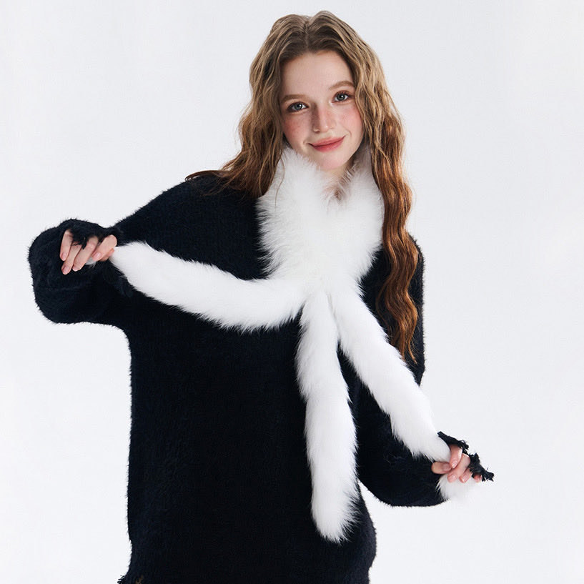 DAYMISFURRY's tweet photo. A luxurious white fox fur tassel scarf that brings refined elegance and cozy warmth.#ootd #fur #scarf #furscarf #accessory #fashionscarf #fashionaccessory #winterfashion❄️❄️❤️✨✨✨ #winterstyle #winterscarf #womenswear #womenfashion #womenstyle #ladyfashion #ladystyle #foxfur https://t.co/zZTSTtssze