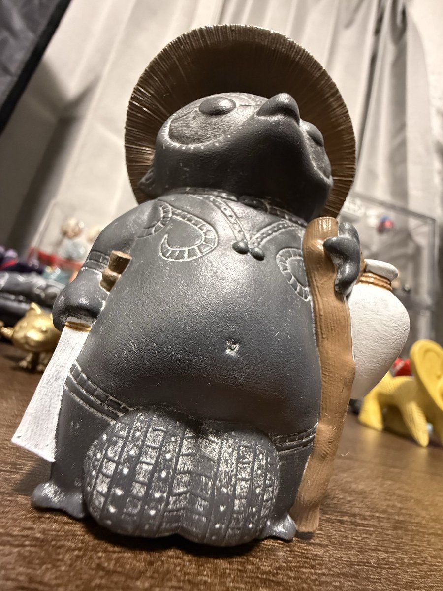 妄物殿での産物:
縁起タヌキ土偶
どっしりと貫禄があり堂々とした立ち姿でかっこいい✨しっかりめに小物類の塗り分けがあるのも珍しくて新鮮です😳
まねきねこや立っちに通ずるぺたっとした手もとてもかわいい🥰

#zozoï
#妄物殿
#妄想工作所