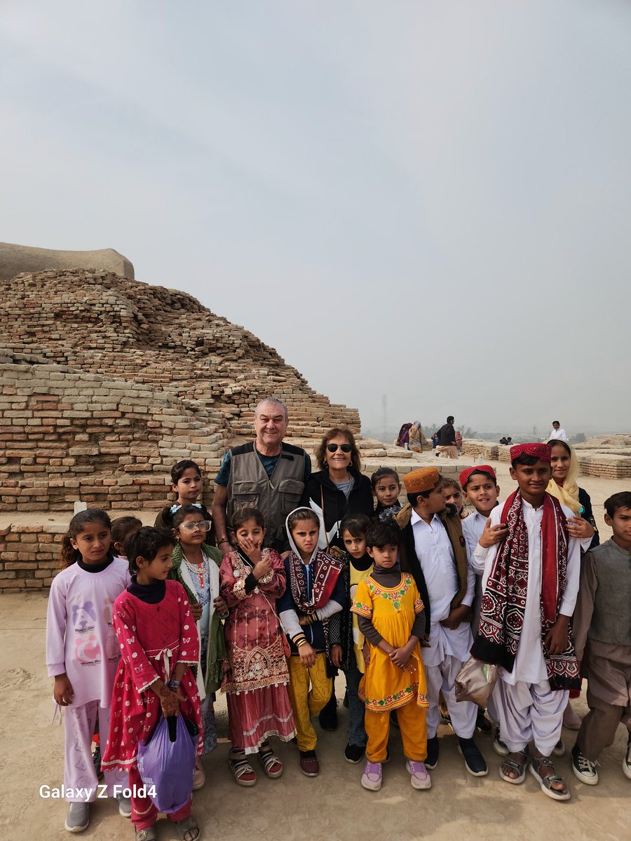 Güney Pakistan halkı daha önce hiç turist görmedikleri için, farklı derili insanları görünce meraklı gözlerle bakıp, sürekli bizlerle fotoğraf çektirdiler