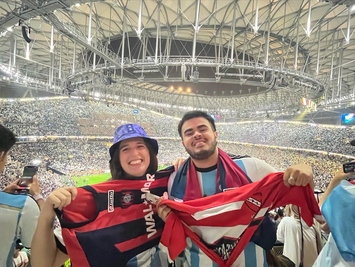 Delfisanta's tweet photo. Siempre es un buen momento para recordarme que en el 2022 me di el mejor regalo:

Vi a Messi levantar la copa en el Lusail https://t.co/UQrAnHxWvN