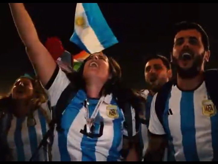 Delfisanta's tweet photo. Siempre es un buen momento para recordarme que en el 2022 me di el mejor regalo:

Vi a Messi levantar la copa en el Lusail https://t.co/UQrAnHxWvN
