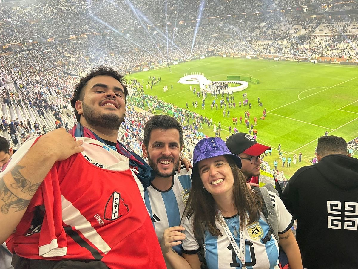 Delfisanta's tweet photo. Siempre es un buen momento para recordarme que en el 2022 me di el mejor regalo:

Vi a Messi levantar la copa en el Lusail https://t.co/UQrAnHxWvN