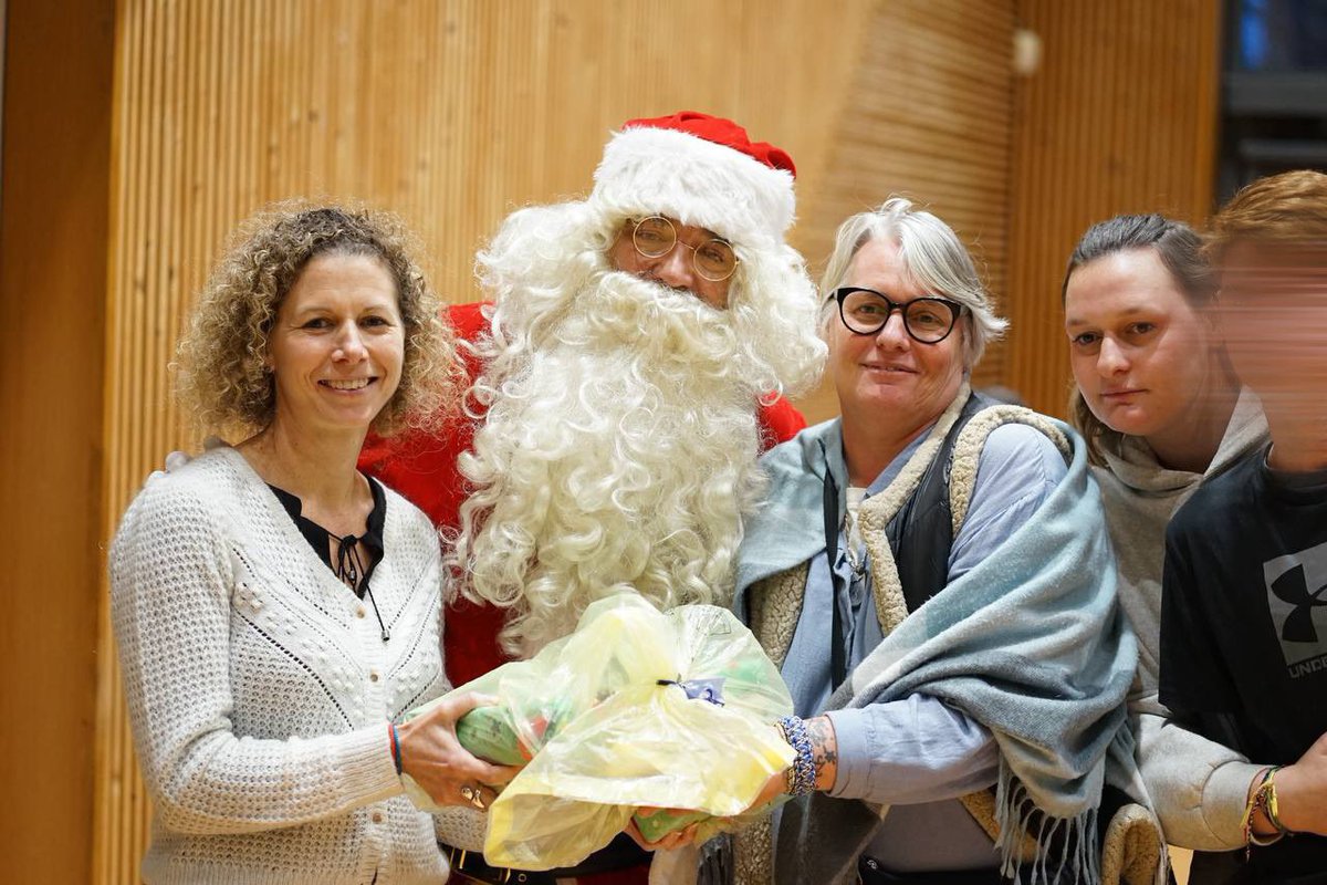 WilliamAucant's tweet image. 🎄🎁 Hier à #Nantes Nord, avec l’association #CasseTaRoutine pour donner un coup de main à la distribution de cadeaux aux enfants et aux familles du quartier.

Respect et gratitude pour toustes les bénévoles qui, par leurs actions, font vivre la solidarité et le lien

#NoëlNantes