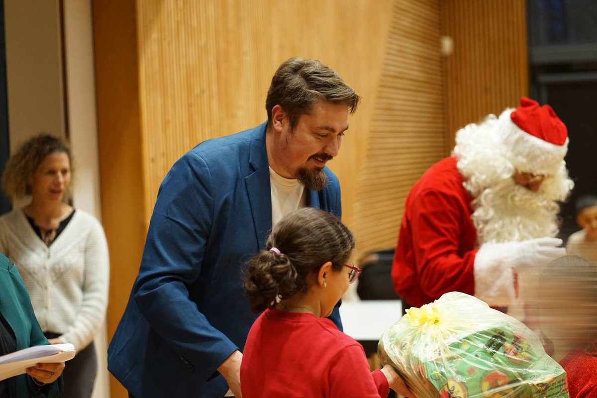 WilliamAucant's tweet image. 🎄🎁 Hier à #Nantes Nord, avec l’association #CasseTaRoutine pour donner un coup de main à la distribution de cadeaux aux enfants et aux familles du quartier.

Respect et gratitude pour toustes les bénévoles qui, par leurs actions, font vivre la solidarité et le lien

#NoëlNantes