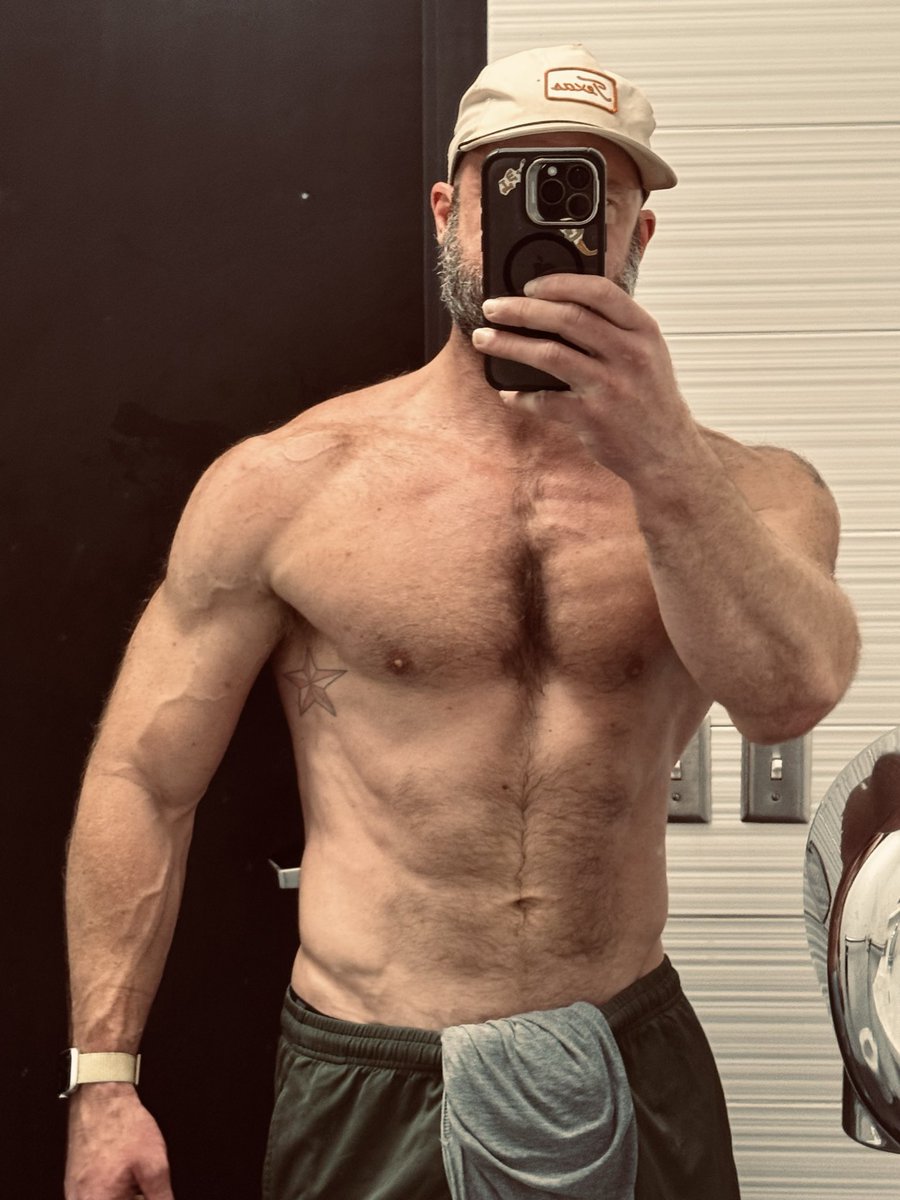 Dogshit push session yesterday. Slept like garbage, wasn’t feeling it, pushed through and onto the next one. Resting today, back in the gym tomorrow.