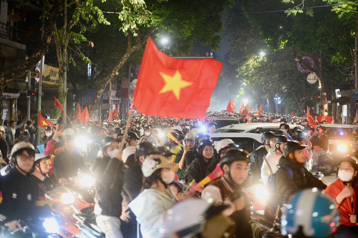 theaseanball's tweet image. 🇻🇳🔥 VIETNAM ERUPTS IN JOY AFTER SEA GAMES 33 TRIUMPH! 🔥🇻🇳

As usual, following U22 Vietnam’s victory over U22 Thailand at SEA Games 33, thousands of fans poured into the streets to celebrate the championship 🏆🎉

🇻🇳✨ Pride. Passion. Champions.