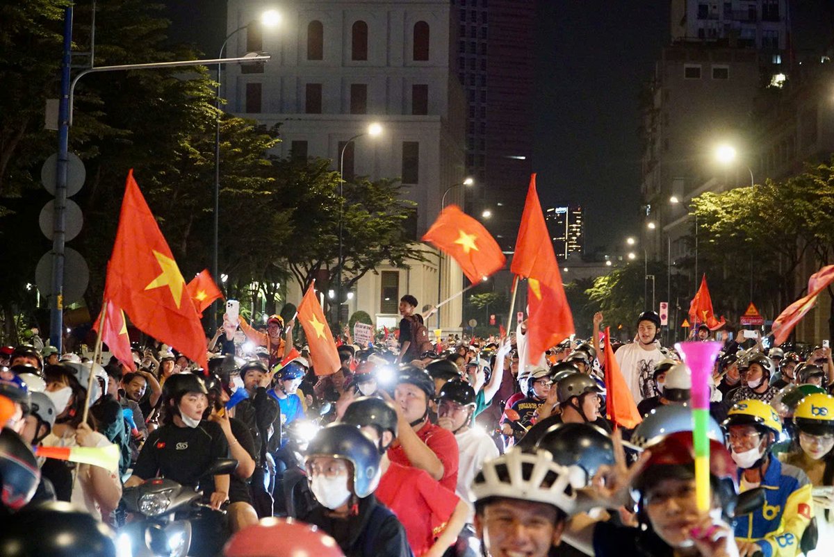 theaseanball's tweet image. 🇻🇳🔥 VIETNAM ERUPTS IN JOY AFTER SEA GAMES 33 TRIUMPH! 🔥🇻🇳

As usual, following U22 Vietnam’s victory over U22 Thailand at SEA Games 33, thousands of fans poured into the streets to celebrate the championship 🏆🎉

🇻🇳✨ Pride. Passion. Champions.