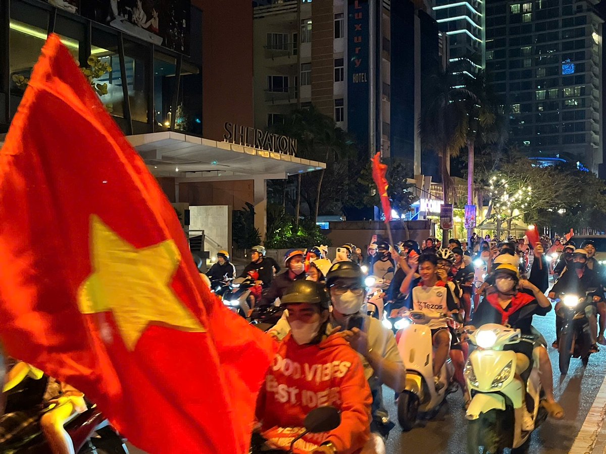 theaseanball's tweet image. 🇻🇳🔥 VIETNAM ERUPTS IN JOY AFTER SEA GAMES 33 TRIUMPH! 🔥🇻🇳

As usual, following U22 Vietnam’s victory over U22 Thailand at SEA Games 33, thousands of fans poured into the streets to celebrate the championship 🏆🎉

🇻🇳✨ Pride. Passion. Champions.