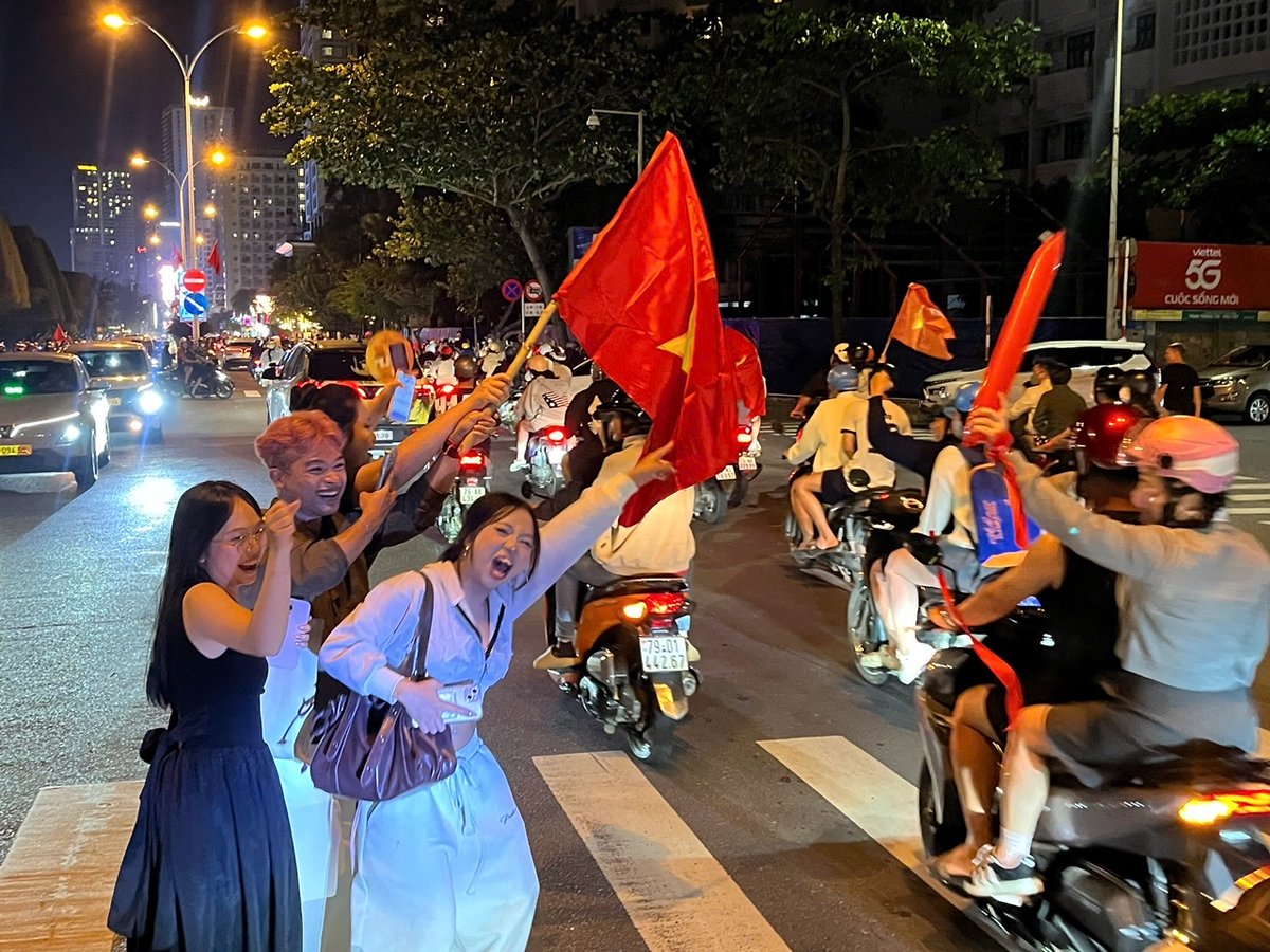 theaseanball's tweet image. 🇻🇳🔥 VIETNAM ERUPTS IN JOY AFTER SEA GAMES 33 TRIUMPH! 🔥🇻🇳

As usual, following U22 Vietnam’s victory over U22 Thailand at SEA Games 33, thousands of fans poured into the streets to celebrate the championship 🏆🎉

🇻🇳✨ Pride. Passion. Champions.