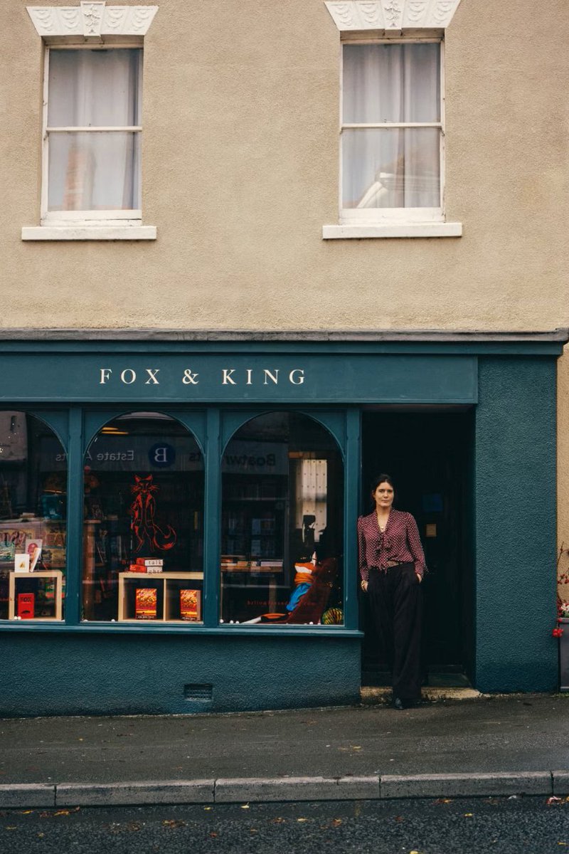 10년 전 유방암 진단을 받은 영국 여성작가가 작은 마을에 서점을 열었다. 그녀가 한해 동안 서점 창업 과정에서 느낀 소회를 꼼꼼히 기록했다. 영국에서도 서점업은 “악명 높을 정도로 마진이 낮은” 사업이다. 부동산 계약 담당 변호사조차 “서점을 한다고요? 멋지고 낭만적인 발상이군요. 근데 1년