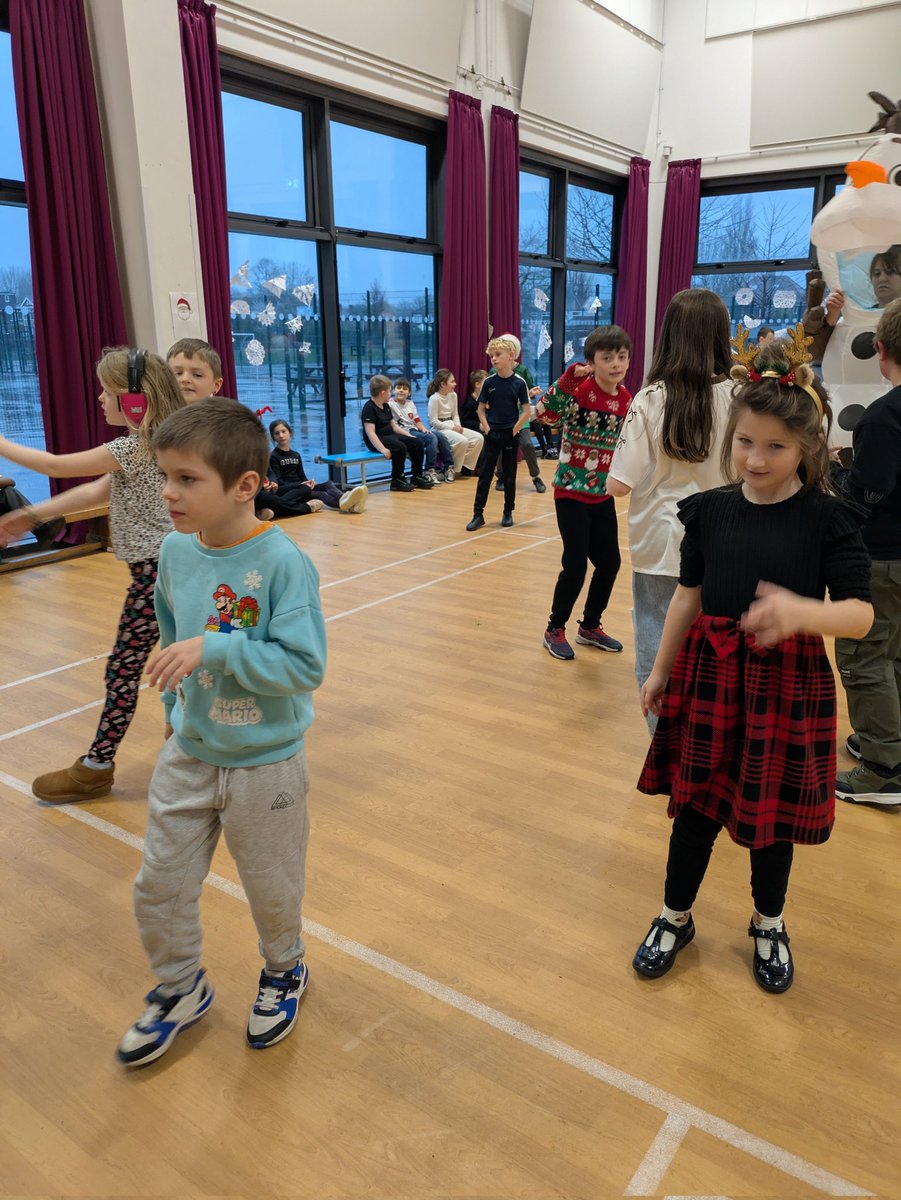 EastfieldPSHull's tweet photo. A great time was had by all at year 4 Christmas party this afternoon. #eps4AB #eps4JH #eps4AH https://t.co/n5ppXJDn9H