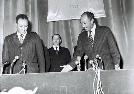 ftaha39's tweet photo. قراءة ثانية في اتفاقية الدفاع المشترك بين مصر والسودان لعام 1976م*

في فبراير 1974م وقع الرئيسان السادات ونميري في الإسكندرية منهاج العمل السياسي والتكامل الاقتصادي بين مصر والسودان. وقد تضمن المنهاج اتفاقاً على تعميق وتطوير الروابط بين الشعبين في كافة المجالات السياسية والاقتصادية والثقافية والعسكرية عن طريق إقامة مؤسسات تكفل استمرار التعاون وتكرس التفاعل فتجعله أسلوباً للفكر ومنهجاً للعمل بعيداً عن الارتجال والانفعال.

وفي 15 يوليو 1976م وقع السادات ونميري في الإسكندرية أيضاً اتفاقية للدفاع المشترك بين مصر والسودان، وتهدف الاتفاقية كما جاء في ديباجتها إلى تنسيق جهود البلدين في تأمين وحماية سلامتهما وأمنهما وتعزيز قدراتهما الدفاعية إزاء التحديات التي تواجه الأمة العربية في سبيل تحرير الأرض واسترداد الحق المغتصب وتعميق التعاون الذي هدفت إليه معاهدة الدفاع المشترك والتعاون الاقتصادي بين دول الجامعة العربية الموقعة في 17 يونيو 1950م، وذلك على هدى منهاج العمل السياسي والتكامل الاقتصادي الموقع بين البلدين في فبراير 1974م.

تم التصديق على اتفاقية الدفاع المشترك في السودان بأمر مؤقت وأُيِّد الأمر المؤقت خلال إحدى جلسات الدورة الطارئة لمجلس الشعب السوداني في أول أغسطس 1976م. ويلاحظ أن المادة الثامنة من الاتفاقية تنص على أن يُصدق على الاتفاقية وفق الأوضاع الدستورية في كل من الدولتين المتعاقدتين وعلى أن يتم تبادل وثائق التصديق بوزارة خارجية جمهورية السودان الديمقراطية. وتعتبر الاتفاقية نافذة من تاريخ تبادل وثائق التصديق.

وبعد التوقيع على ميثاق التكامل بين مصر والسودان في 12 أكتوبر 1982م أعلن الرئيس السابق نميري في أمر قيادي للقوات المسلحة في 27 أكتوبر 1982م أن التكامل العسكري بين مصر والسودان هدفه إدماج مسارح العمليات في البلدين من الشمال إلى الجنوب كما أكد حتمية التكامل في الدفاع والأمن مع المجالات الاقتصادية.

ومنذ انتفاضة رجب الشعبية تطالب بعض القوى السياسية السودانية بالإلغاء الفوري لاتفاقية الدفاع المشترك بين مصر والسودان وحدد النص الإنجليزي (وهو الأصل) لإعلان كوكادام الموقع في 24 مارس 1986م بين التجمع الوطني لإنقاذ البلاد والحركة الشعبية لتحرير السودان إلغاء الأحلاف العسكرية المبرمة بين السودان والبلدان الأخرى والتي تمس سيادة السودان الوطنية كأحد الخطوات الضرورية لتهيئة المناخ الملائم لانعقاد المؤتمر الدستوري القومي المقترح.