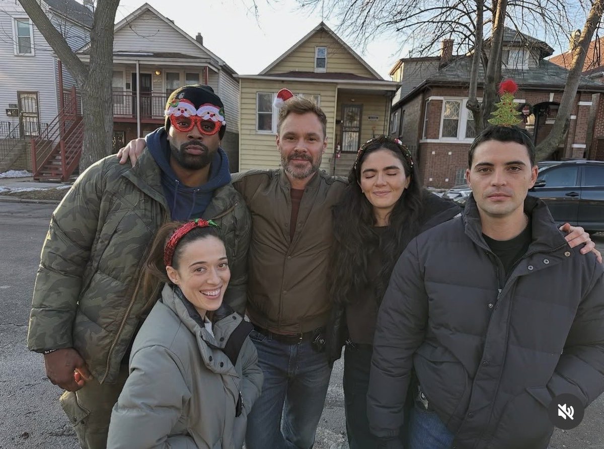 The cutest Christmas card photo there ever was. 😂🎄#ChicagoPD
(📸: ⁦<a href="/marinasqu/">Marina Squerciati</a>⁩ IG)
