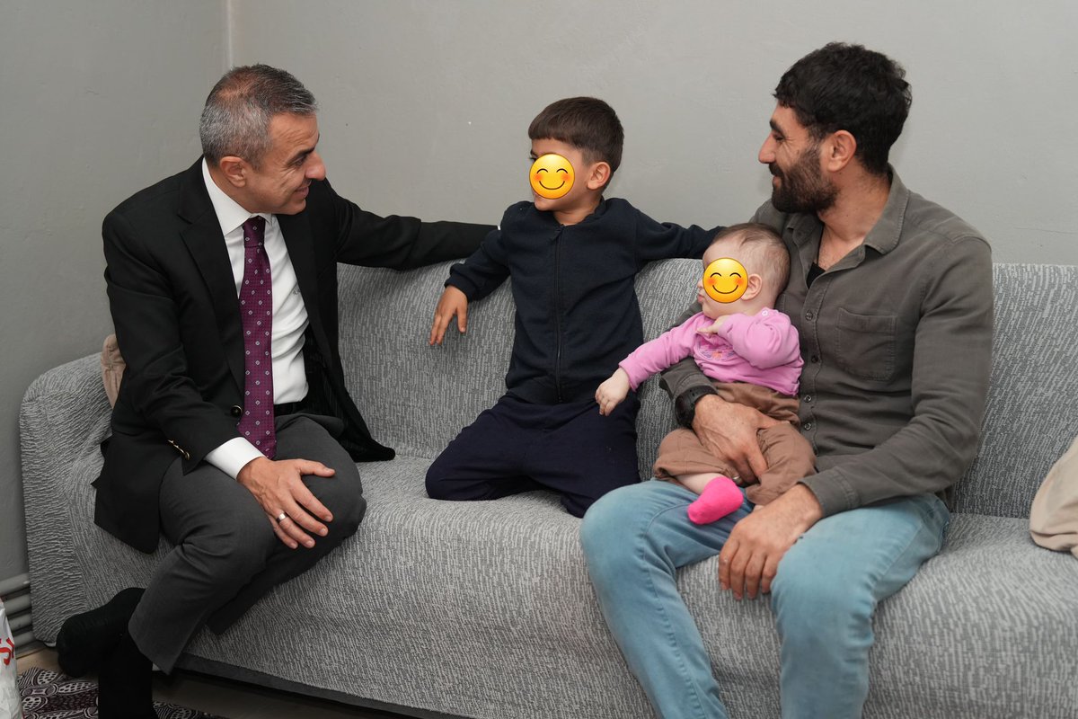 Kaymakamımız Sayın Abdullah Atakan Atasoy, #Ailemizİstanbul projemiz kapsamında, mesai sonrasında ilgili kurum müdürlerimizle birlikte 5 kıymetli ailemizi hanelerinde ziyaret etti. 
Kaymakamımız: "Beyoğlu’muzda, kamu kurumlarımızla güçlü bir eşgüdüm içinde hareket ederek her